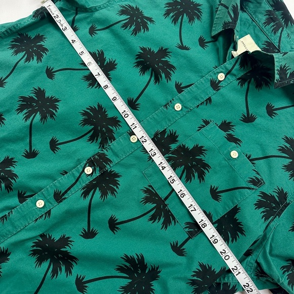 Men’s J. Crew Short Sleeved Shirt
Size Large​ - Picture 3 of 6